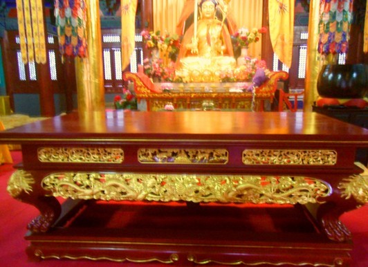 此图为北京九牧林氏古典家具公司董事长林国水为云居寺捐赠的供桌.