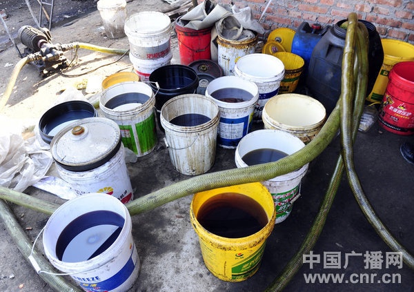 炼油锅外摆放的桶里装着各种油品 北京最大的黑市 全国最贵的(废机)油(收购价)在北京,北京最贵的(废机)油(收购价)在我们院。我们这就是。岳德祥说,与他的说法不谋而合的是,众多收油者说,这里是全北京(规模)最大的废机油黑市。 今年7月1日,环保部颁布实施《废矿物油回收利用污染控制技术规范》,规定不具有危险废物收集经营许可证、危险废物收集、贮存、处置、综合经营许可证的企业及个人不得私自收集、贮存、处理处置废矿物油。 岳德祥介绍,这个黑市的前身,在朝阳区沈家村一带,一年前,因为当地拆迁,搬家到赖马