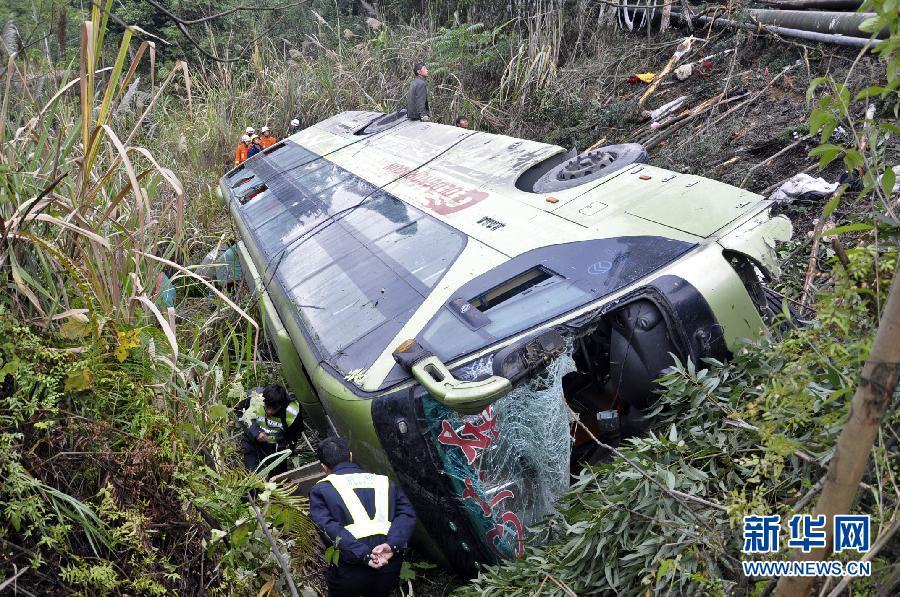 广西南丹"12·7"交通事故造成当地堵车严重