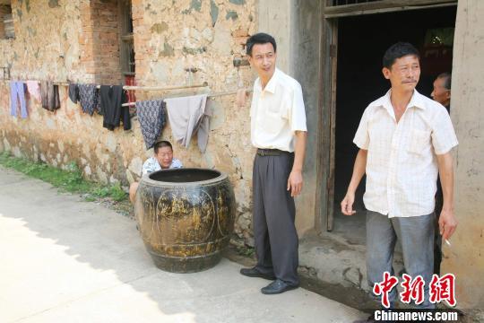 随州发现古代僧人"坐化缸" 祖孙三代护缸50余年