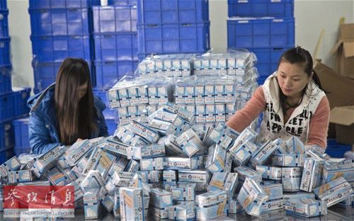 义乌郊区一家工厂内,工人在将创可贴打包