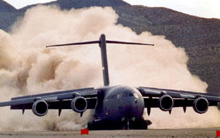 美空军动用C-17战略运输机前往中国运送救灾物资