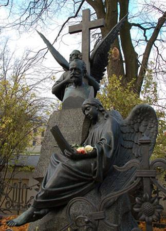 俄罗斯墓地破坏现象严重 催生"墓地保险"(图)