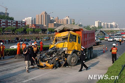 米西向东方向主路发生一起惨烈交通事故,一辆大货车与一辆出租车相撞