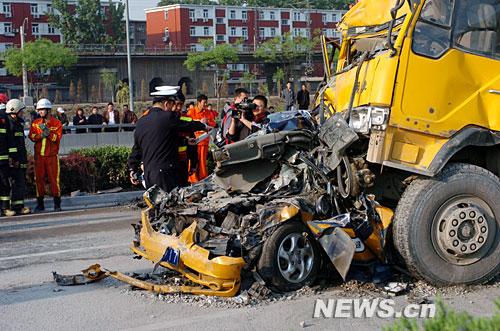 米西向东方向主路发生一起惨烈交通事故,一辆大货车与一辆出租车相撞