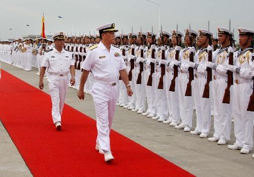 6月24日,中国海军南海舰队司令员苏士亮中将(左)陪同日本海上自卫队第