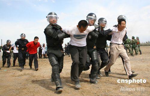 新疆哈密举行雷霆-2008反恐实兵演练(组图)