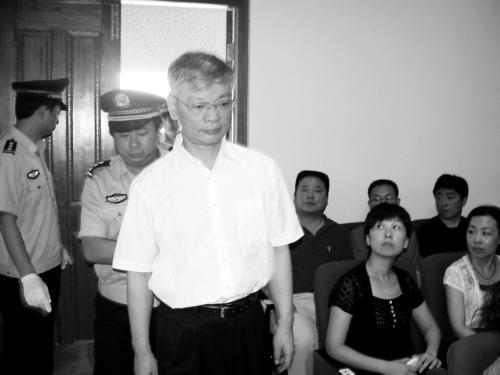 受贿动机和机会在出国时萌生上海市长宁区原区长陈超贤受贿312万元,有