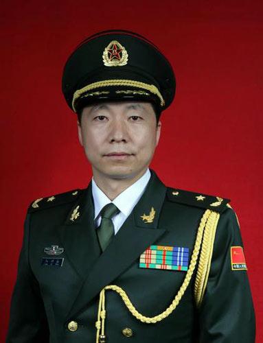 中国首位"太空人"杨利伟被授予少将军衔(图)