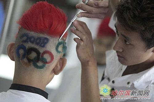 3日,26岁的冰城理发师阿仁正在对自己创作的奥运发型进行最后的精雕细