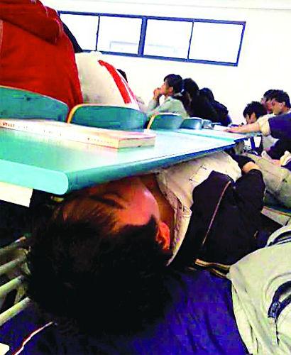 网友曝上课睡觉最牛姿势图