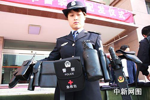 甘肃公安机关一线民警全部配备单警装备组图