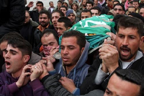 以色列士兵向参加抗议活动的巴勒斯坦人发射催泪瓦斯