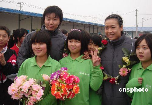 奥运明星年前地震灾区助阵中学生"板房运动会"