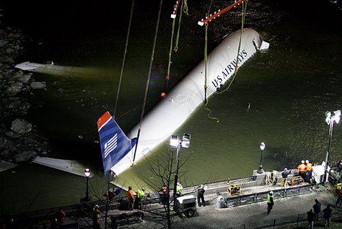 日报道在纽约哈得孙河成功迫降的全美航空公司客机17日晚被打捞出水面