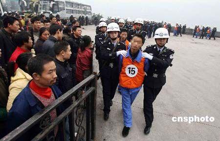 重庆公安局将30名扒手编号游街供市民辨认(图)