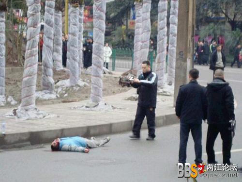 重庆发生劫持人质事件 警察开枪击毙歹徒[组图]