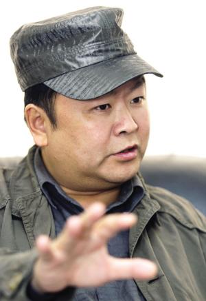 导演高希希昨天来杭宣传新剧《纸醉金迷》,由于是开车从横店《三国》