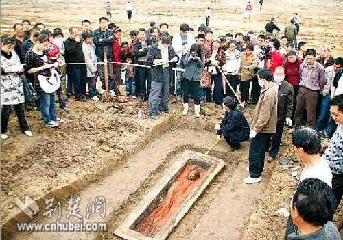 泽)经过昨日的整理,前日在荆州出土的古尸已被确定为是一具女性干尸