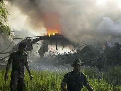 印尼一架军用飞机坠毁[组图]