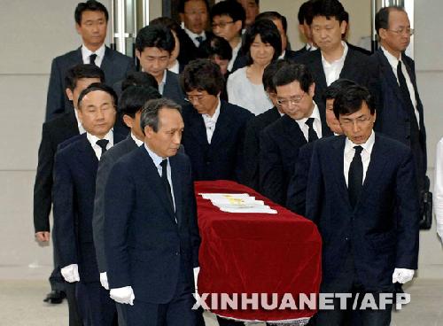 23日清晨登山时坠落死亡的韩国前总统卢武铉的遗体当天傍晚被运送回他