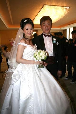 如期舉行了結婚典禮,導演趙寶剛,臺灣藝人伊能靜,王牌經紀人王京花