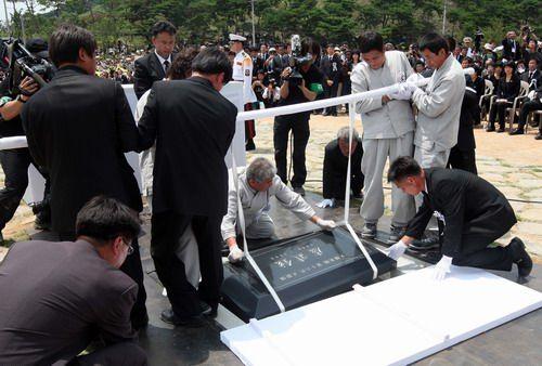 韩国前总统卢武铉10日在故乡峰下村进入长眠[组图]