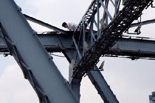 广州海珠桥跳桥图片