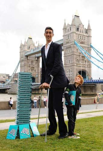 土耳其男子身高247米成世界第一高人(图)