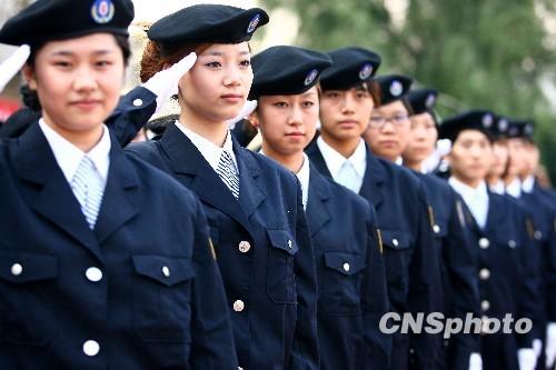 北京美女保安即將服務國慶遊行群眾安檢(圖)