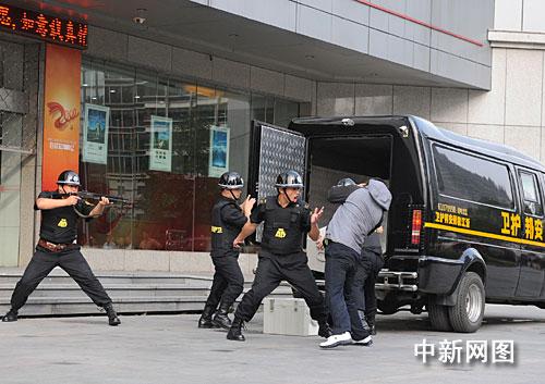 杭州警方举行运钞车安全防控演练