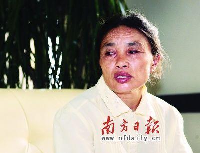 被告两兄弟的母亲接受记者采访.梁文祥摄 来源:南方日报
