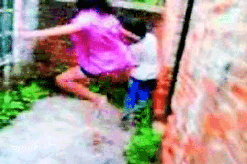 初二女生放学路上遭群殴脱裤视频传网上图