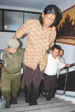 一名印尼人高271厘米 拟申请世界第一高人(图)_资讯_凤凰网