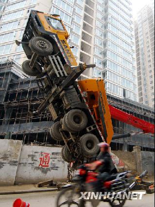 12月10日,一位市民騎車經過