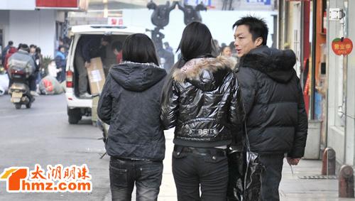 江苏无锡现站街男对过路女孩强买强卖图