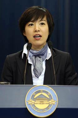 韩国总统府篡改李明博言论美女发言人含泪道歉