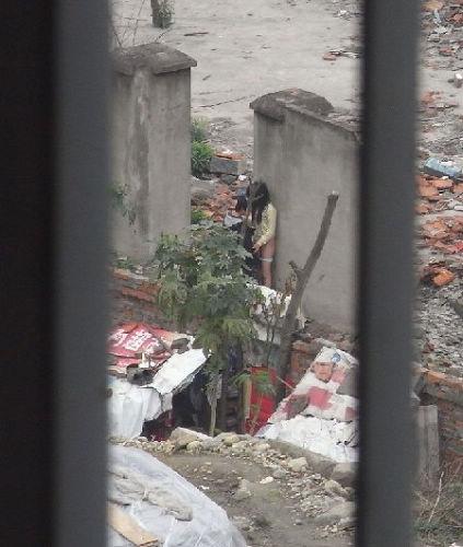 学生情侣在工地偷欢网友称高房价逼的图