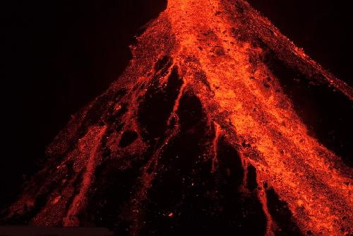 冰島火山持續噴發形成冰火交融景象