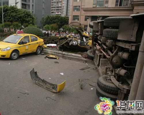 陈丹,通讯员陈山 今日上午,渝北区五洲大酒店路口发生一起车祸事故