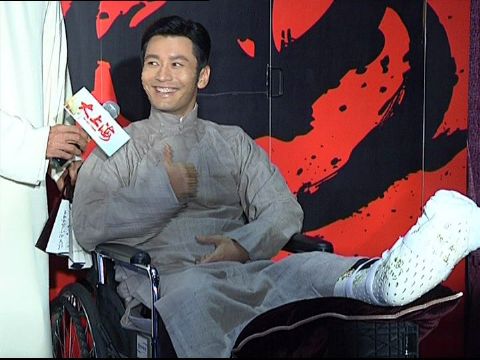 黄晓明拜师周润发 轮椅出席《大上海》宣传