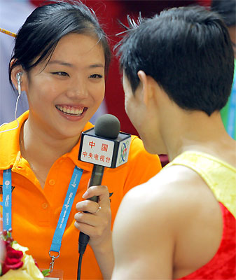 女记者杨威图片