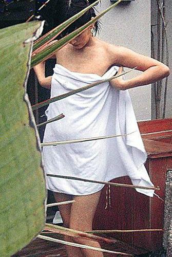 台湾美女主播王怡仁被偷拍的沐浴照片