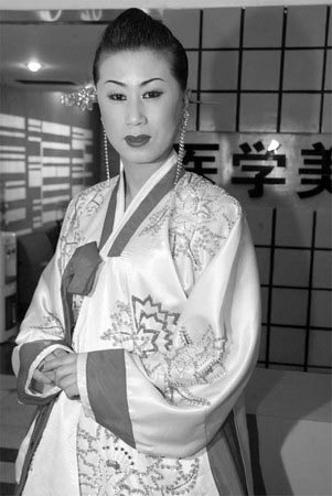 男子隆胸反串演出 擅长宋祖英歌曲