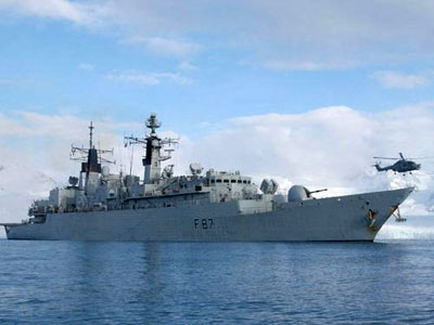 英国22型大刀级护卫舰及山猫直升机进入战斗警戒航行中,各种情况