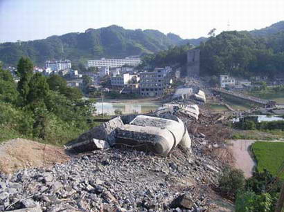 图文:湖南凤凰县在建大桥垮塌14人死亡