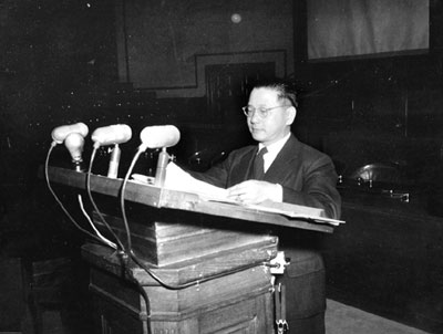 远东军事法庭中国法官舌战日本战犯令其认罪