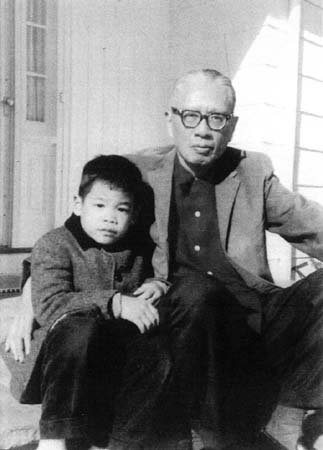 1960年代初,宋子文與外孫馮英祥在紐約寓所