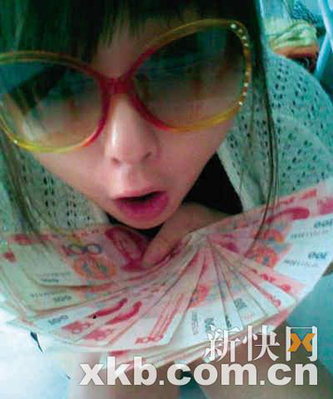 90后炫富女窜红讥讽挤公交的是下等人组图