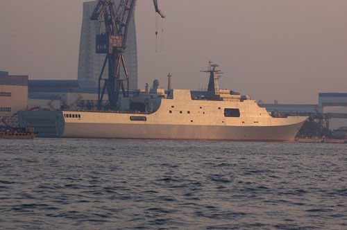 昆仑山号两栖船坞登陆舰是中国建造的最大吨位的主力战舰